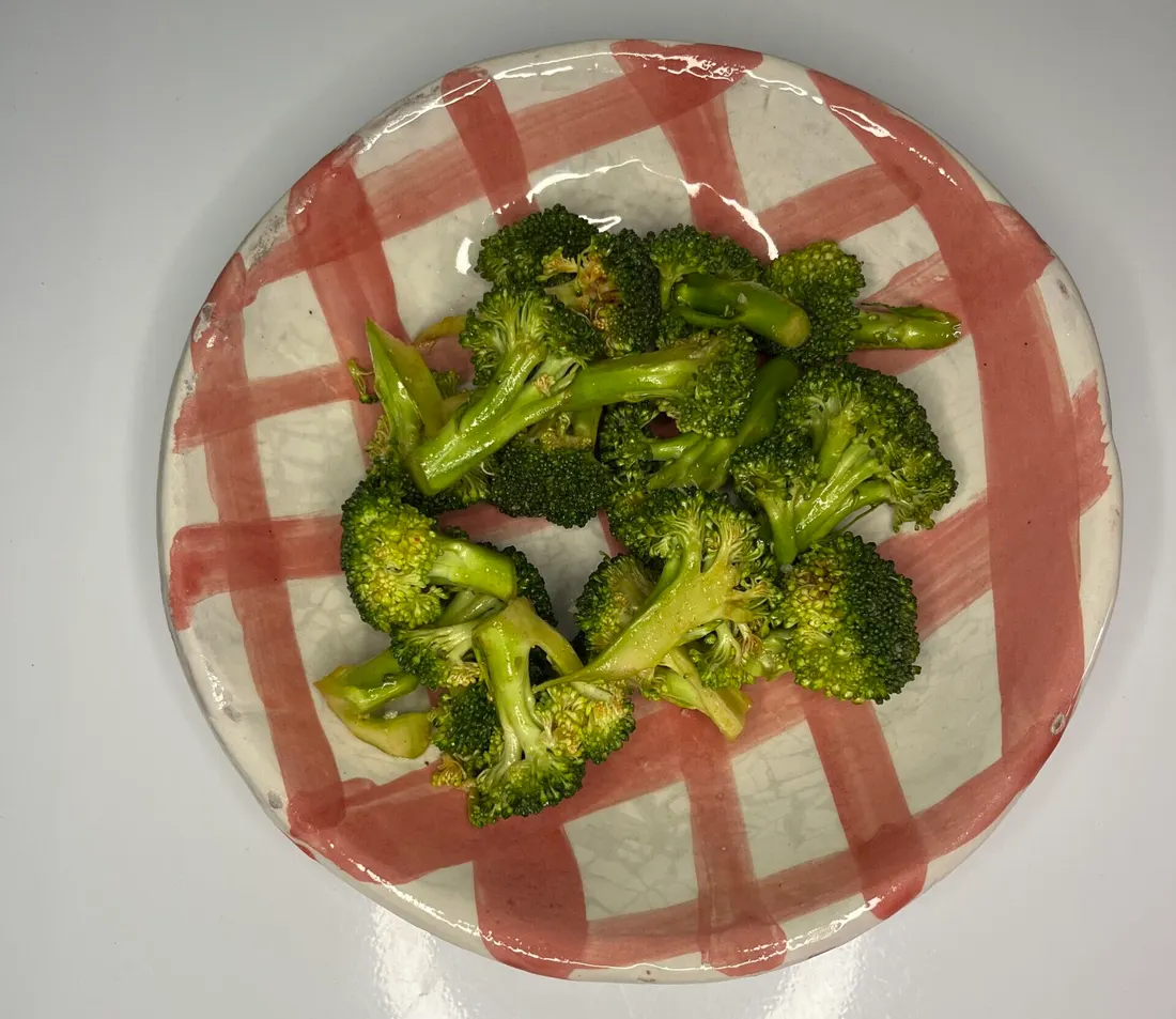 Plato de brócoli salteado